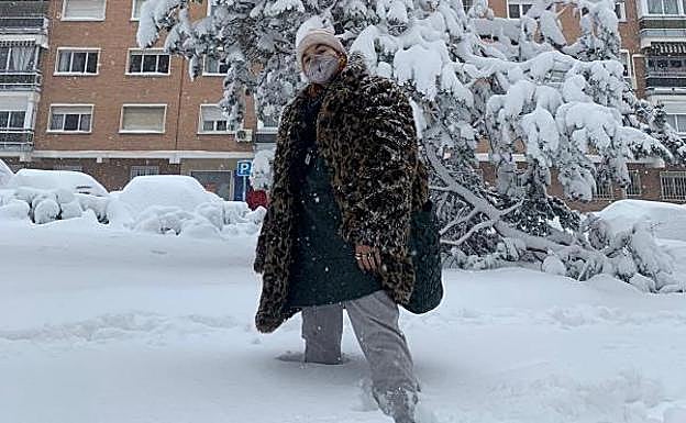 Amaia salió a ver la nieve pero volvió pronto a casa por el frío