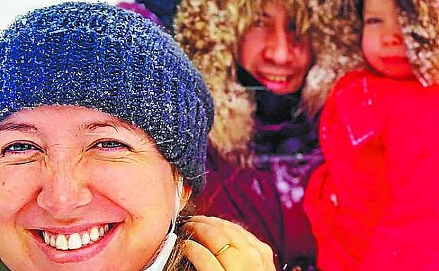 María disfruta de la nieve junto a su marido, Iñigo y su hija Lola 