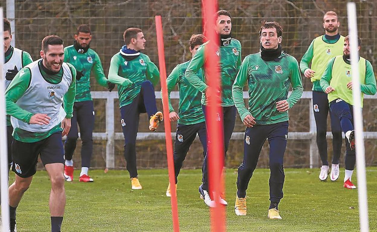 Zaldua, Willian José, Bautista, Guevara, Oyarzabal, Portu, Sagnan y Januzaj, ayer en el entrenamiento en Zubieta. 