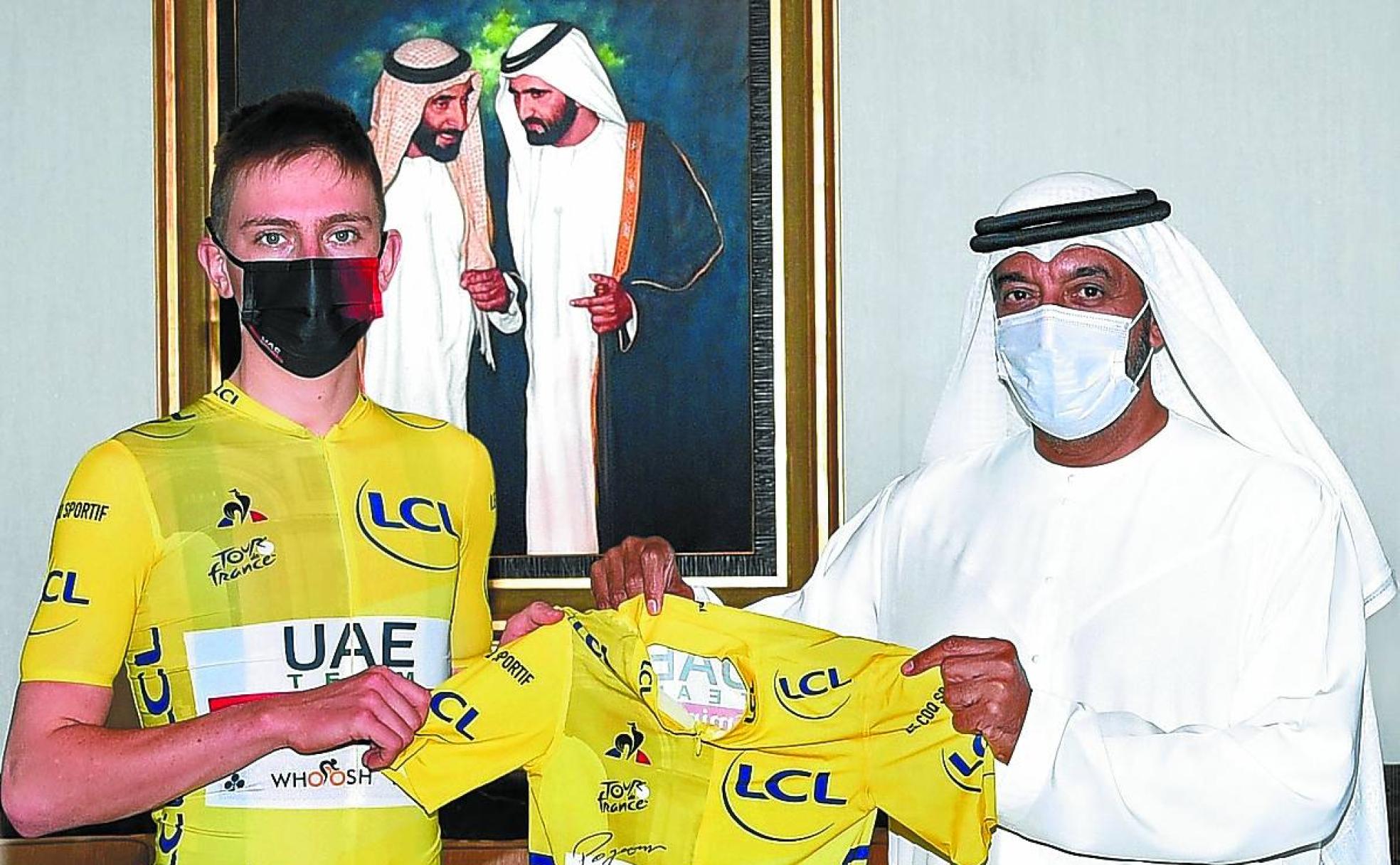 El ganador del Tour, Tadej Pogacar, con el presidente de la aerolínea Emirates, Ahmed bin Saeed Al Maktoum.