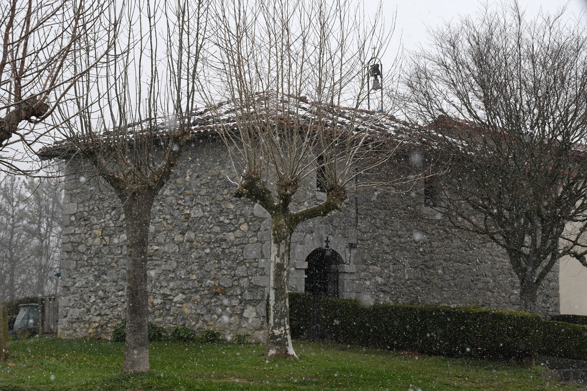 Los copos de nieve cubren las localidades de mayor altitud del territorio