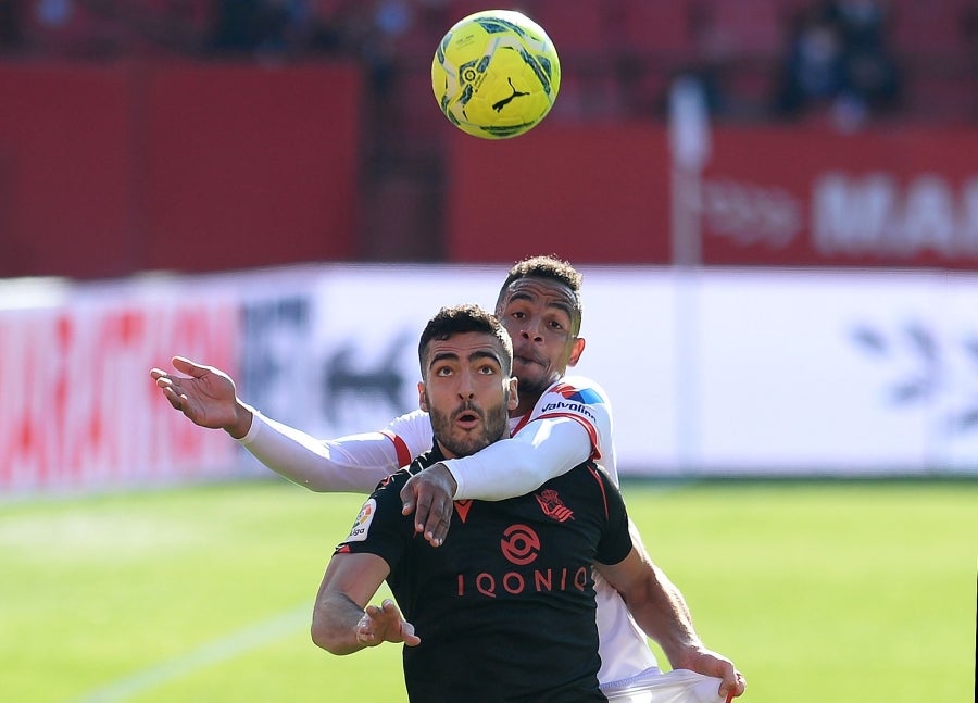 La Real se enfrenta al Sevilla con la intención se sumar tres puntos que le mantengan en lo alto de la clasificación.