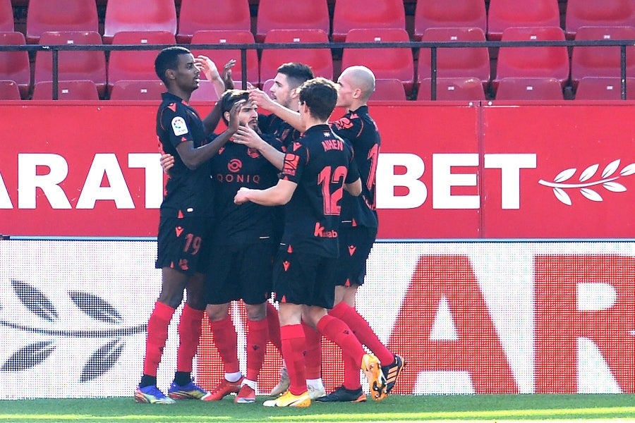 La Real se enfrenta al Sevilla con la intención se sumar tres puntos que le mantengan en lo alto de la clasificación.