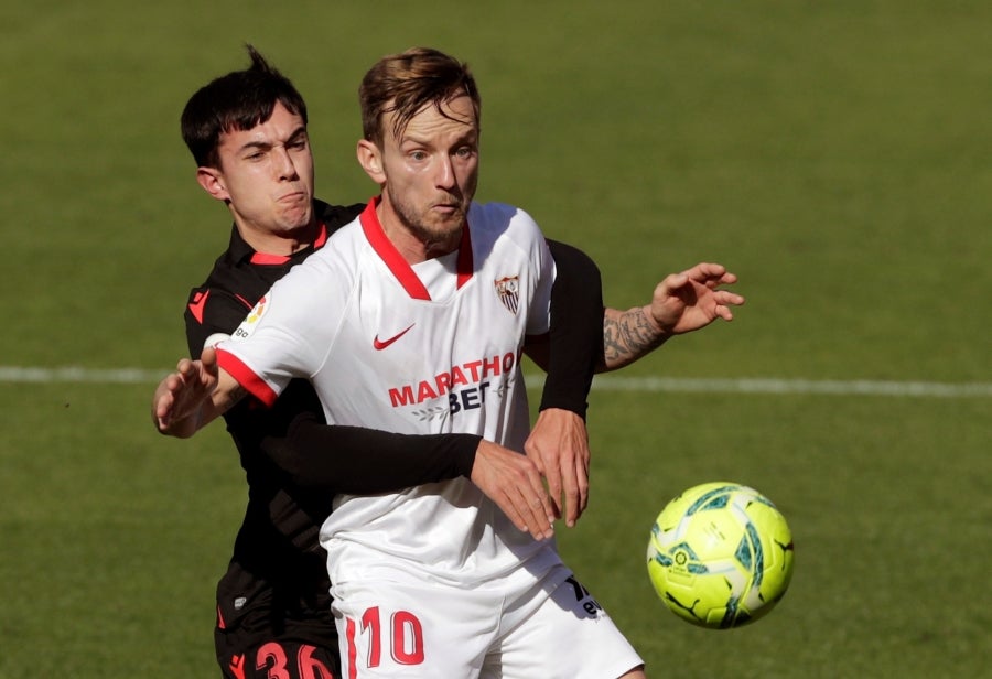 La Real se enfrenta al Sevilla con la intención se sumar tres puntos que le mantengan en lo alto de la clasificación.