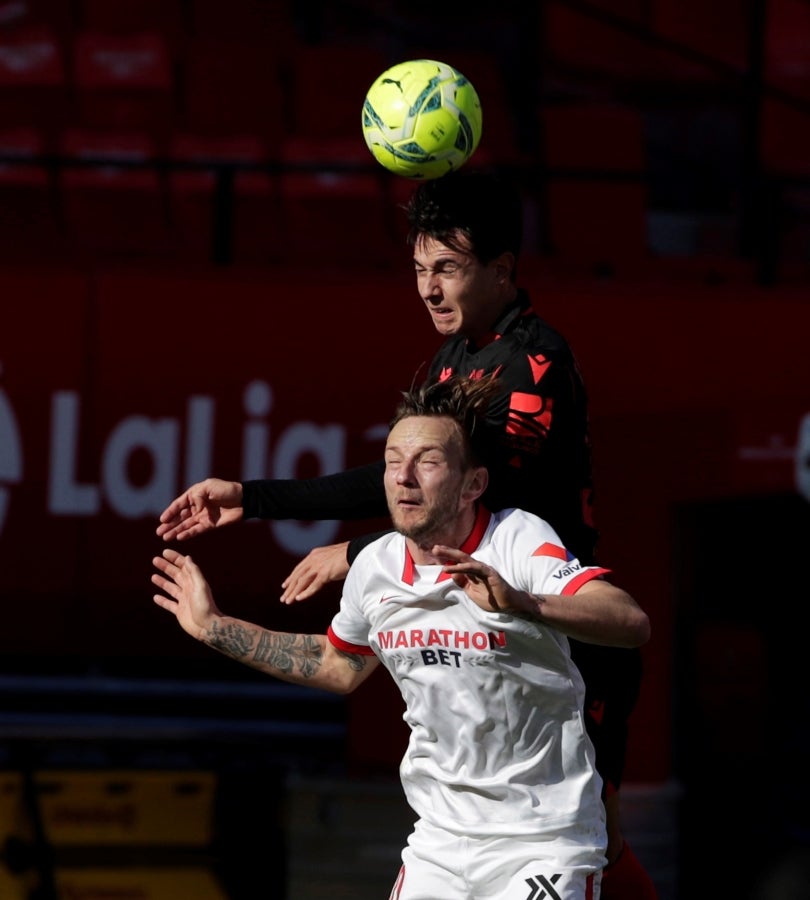 La Real se enfrenta al Sevilla con la intención se sumar tres puntos que le mantengan en lo alto de la clasificación.
