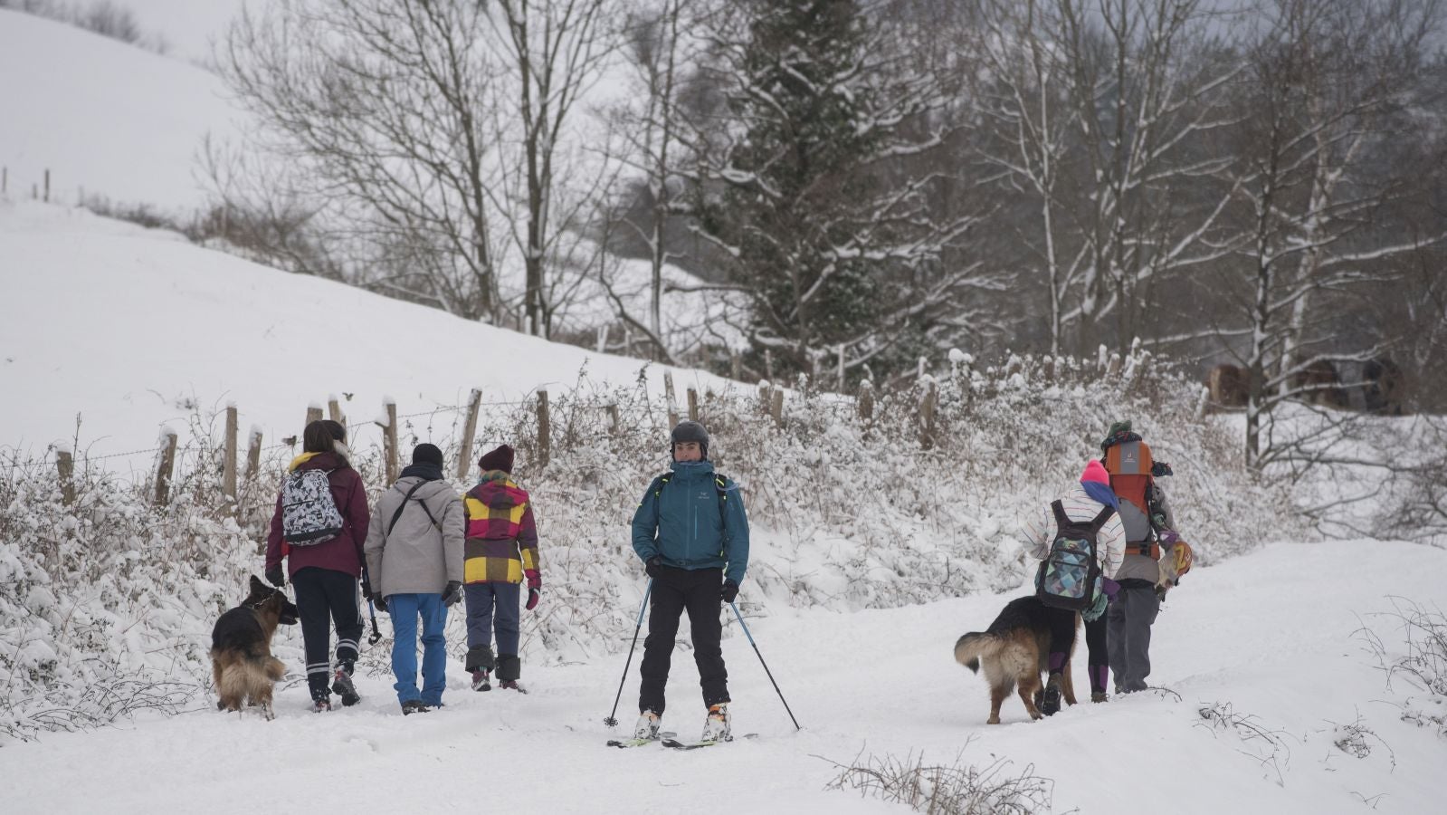 Multitud de personas han disfrutado de la nieve en puntos como el monte Uzturre, Larraiz, el alto de Arrate o la ermita de La Antigua.