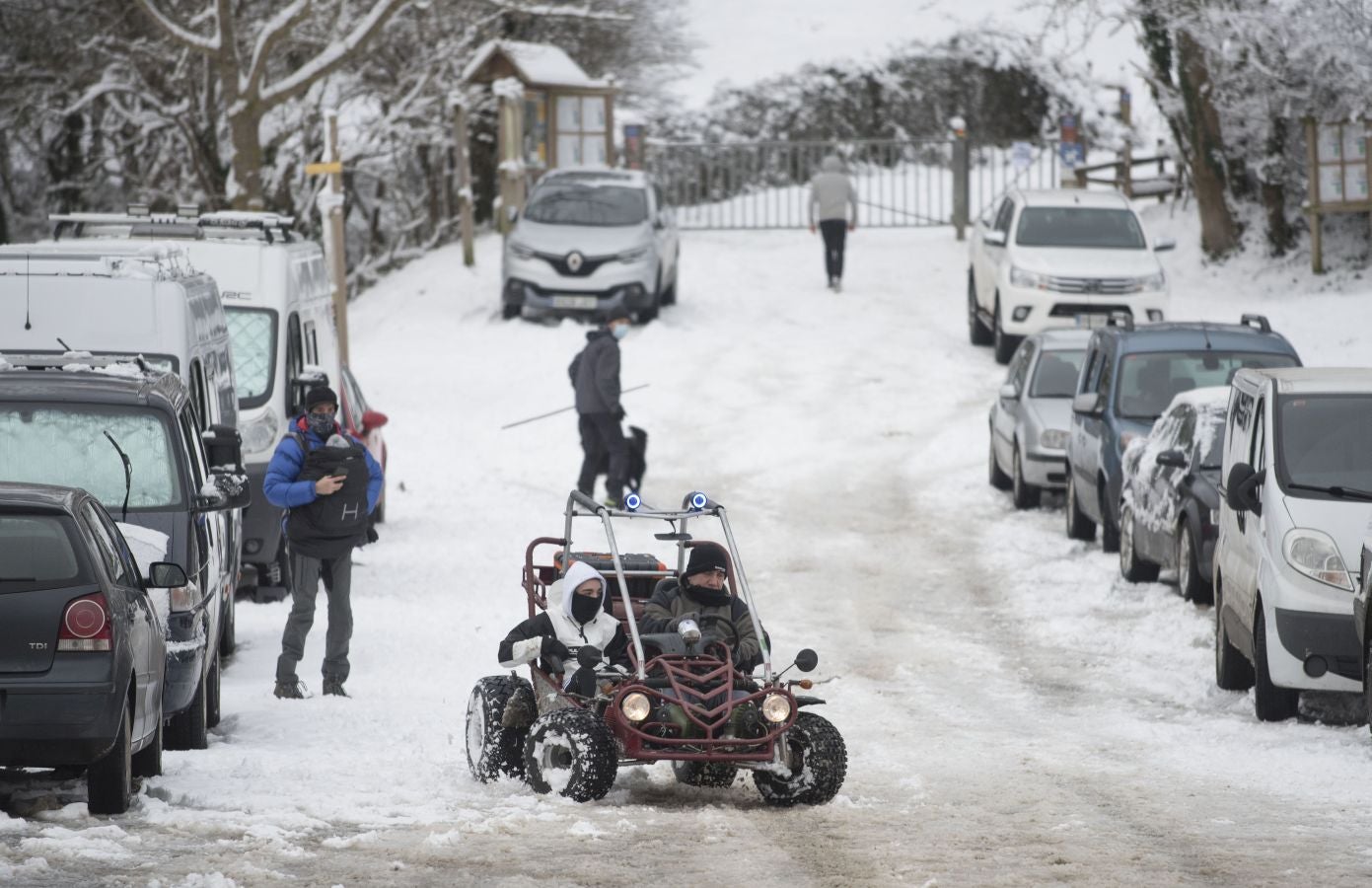 Multitud de personas han disfrutado de la nieve en puntos como el monte Uzturre, Larraiz, el alto de Arrate o la ermita de La Antigua.