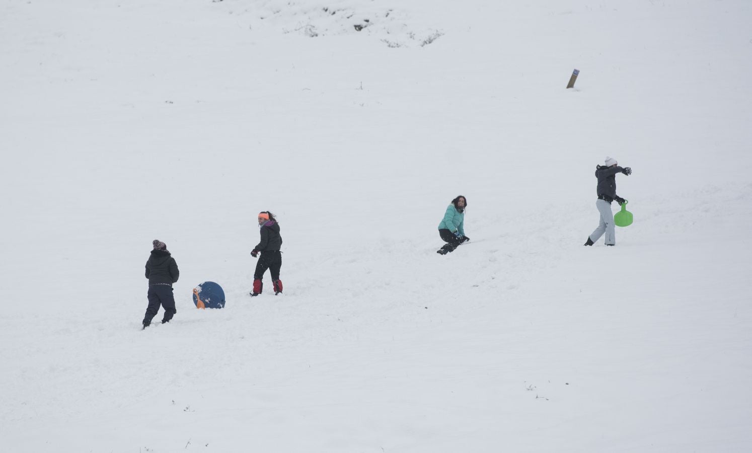 Multitud de personas han disfrutado de la nieve en puntos como el monte Uzturre, Larraiz, el alto de Arrate o la ermita de La Antigua.