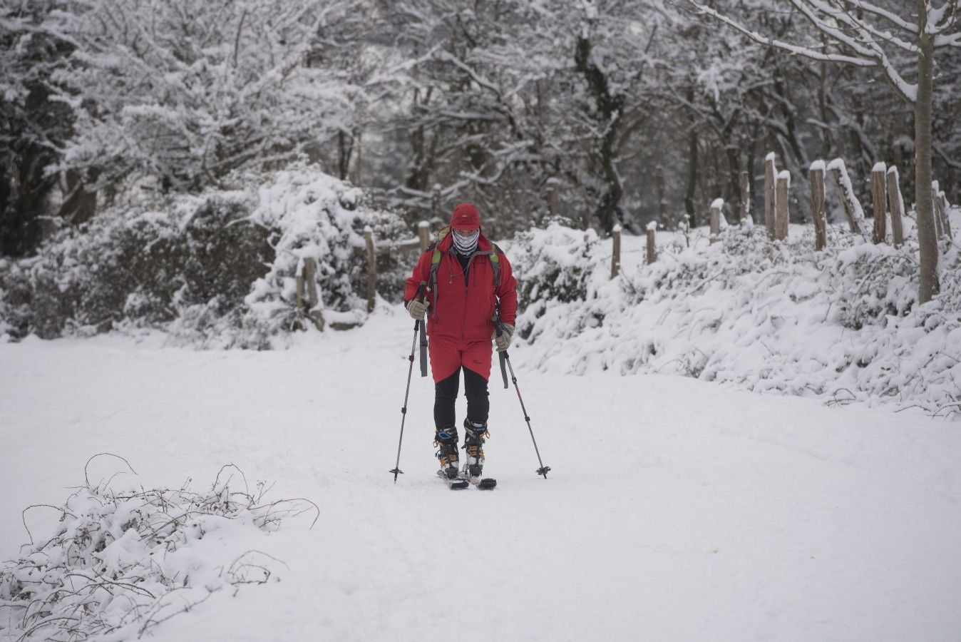 Multitud de personas han disfrutado de la nieve en puntos como el monte Uzturre, Larraiz, el alto de Arrate o la ermita de La Antigua.