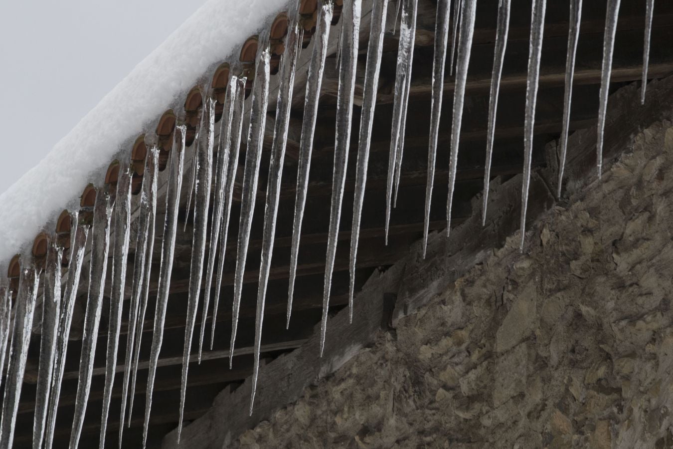 Multitud de personas han disfrutado de la nieve en puntos como el monte Uzturre, Larraiz, el alto de Arrate o la ermita de La Antigua.