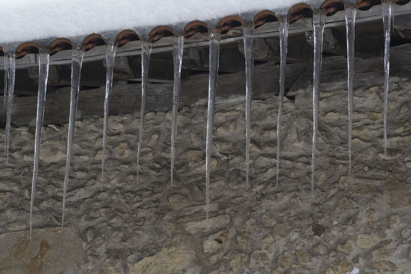 Multitud de personas han disfrutado de la nieve en puntos como el monte Uzturre, Larraiz, el alto de Arrate o la ermita de La Antigua.