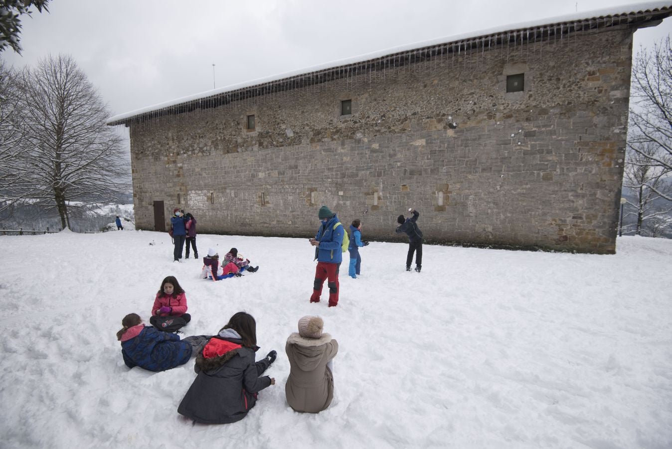Multitud de personas han disfrutado de la nieve en puntos como el monte Uzturre, Larraiz, el alto de Arrate o la ermita de La Antigua.