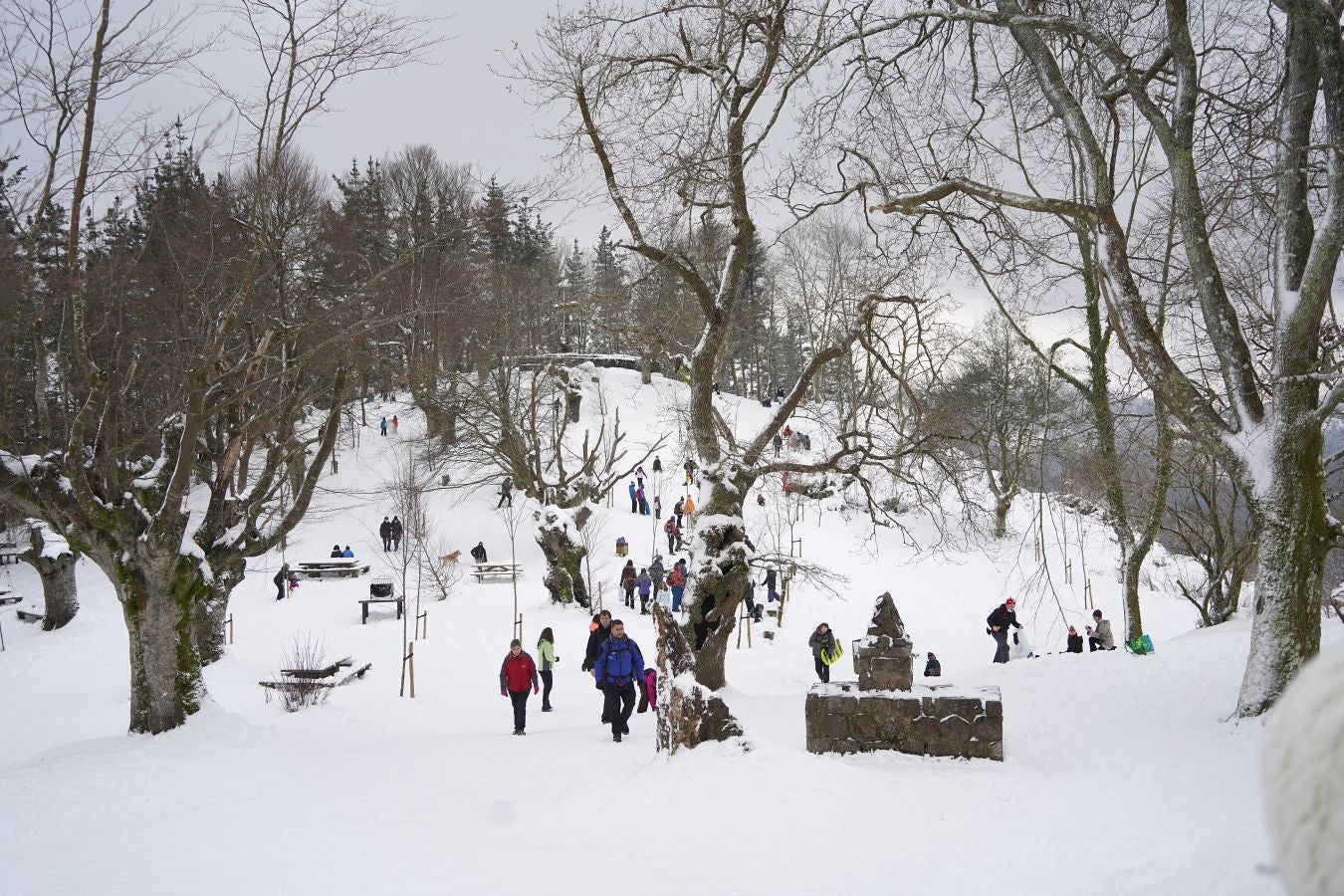 Multitud de personas han disfrutado de la nieve en puntos como el monte Uzturre, Larraiz, el alto de Arrate o la ermita de La Antigua.
