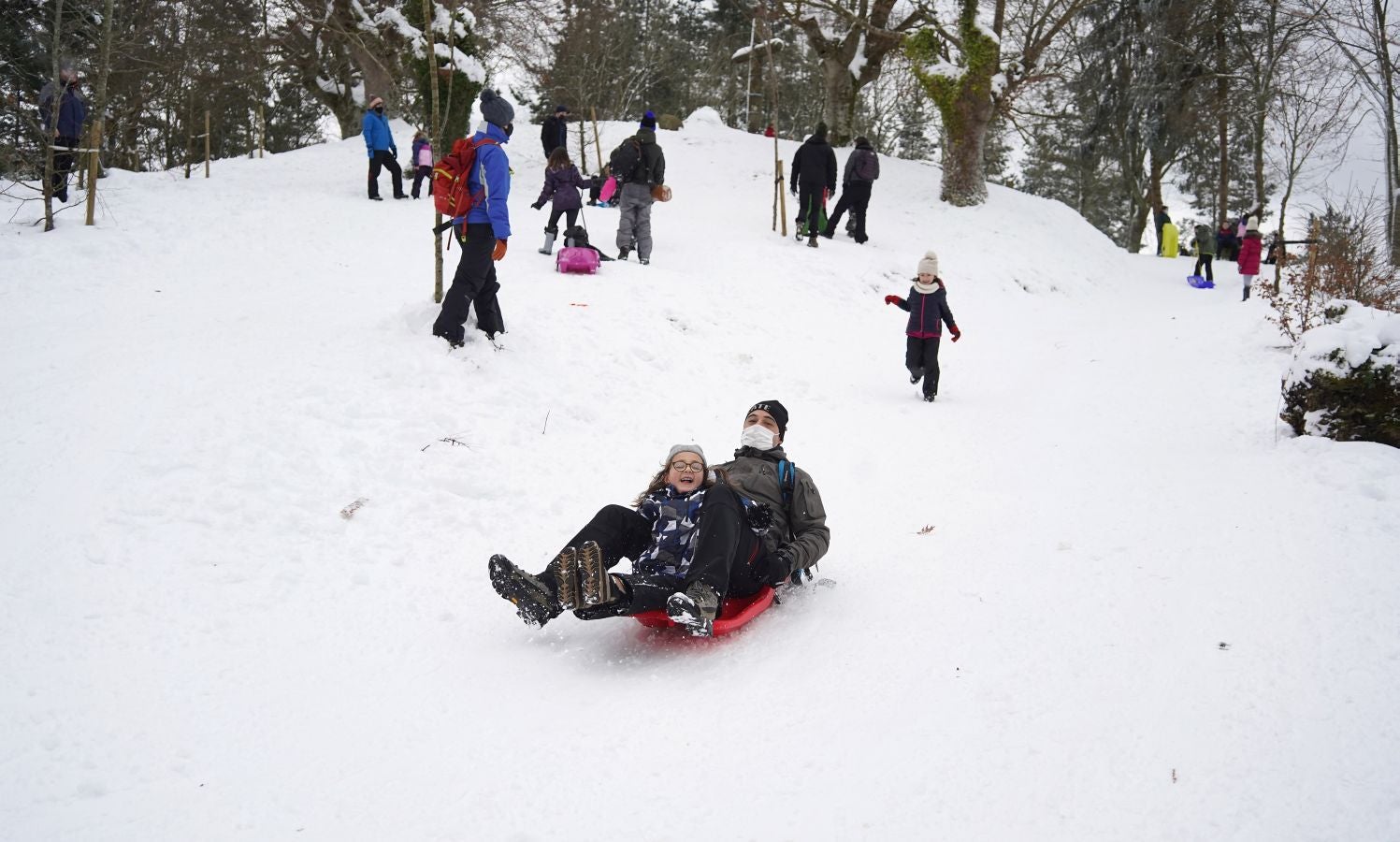 Multitud de personas han disfrutado de la nieve en puntos como el monte Uzturre, Larraiz, el alto de Arrate o la ermita de La Antigua.