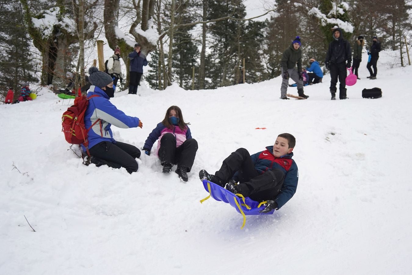 Multitud de personas han disfrutado de la nieve en puntos como el monte Uzturre, Larraiz, el alto de Arrate o la ermita de La Antigua.