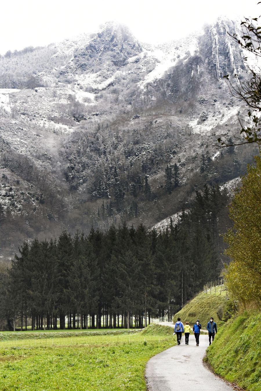 Multitud de personas han disfrutado de la nieve en puntos como el monte Uzturre, Larraiz, el alto de Arrate o la ermita de La Antigua.