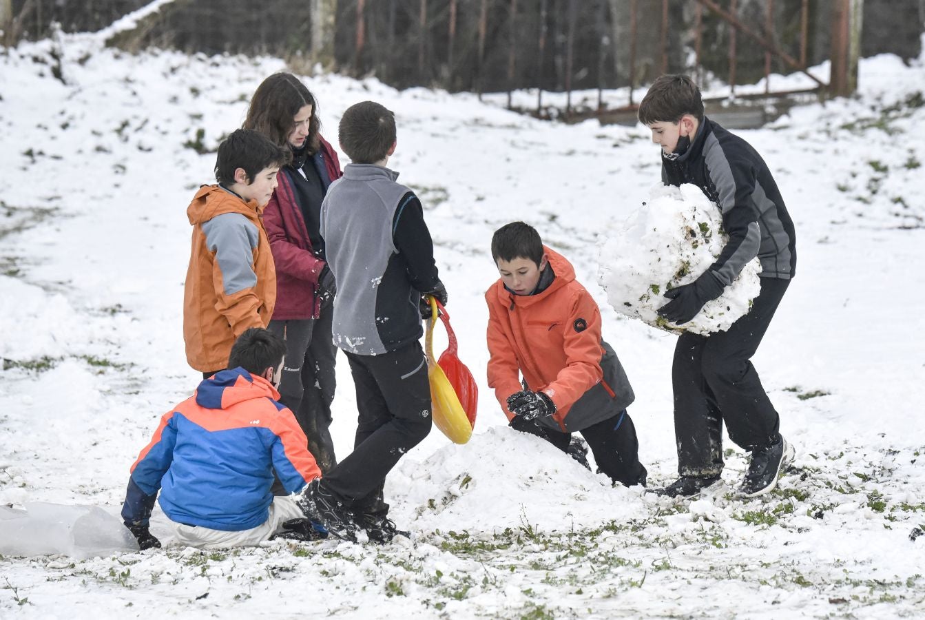 Multitud de personas han disfrutado de la nieve en puntos como el monte Uzturre, Larraiz, el alto de Arrate o la ermita de La Antigua.