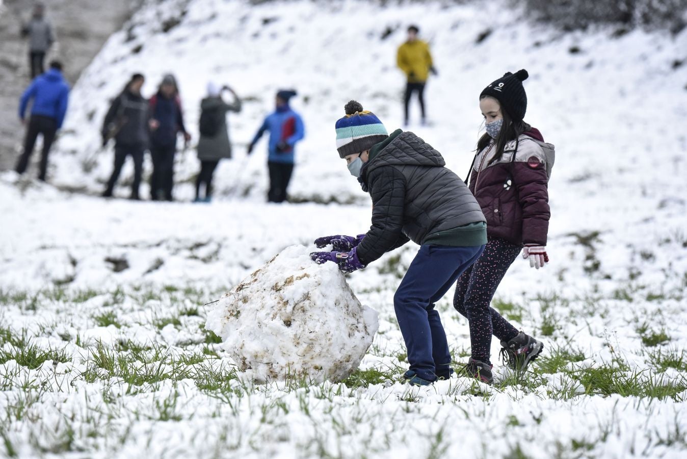 Multitud de personas han disfrutado de la nieve en puntos como el monte Uzturre, Larraiz, el alto de Arrate o la ermita de La Antigua.