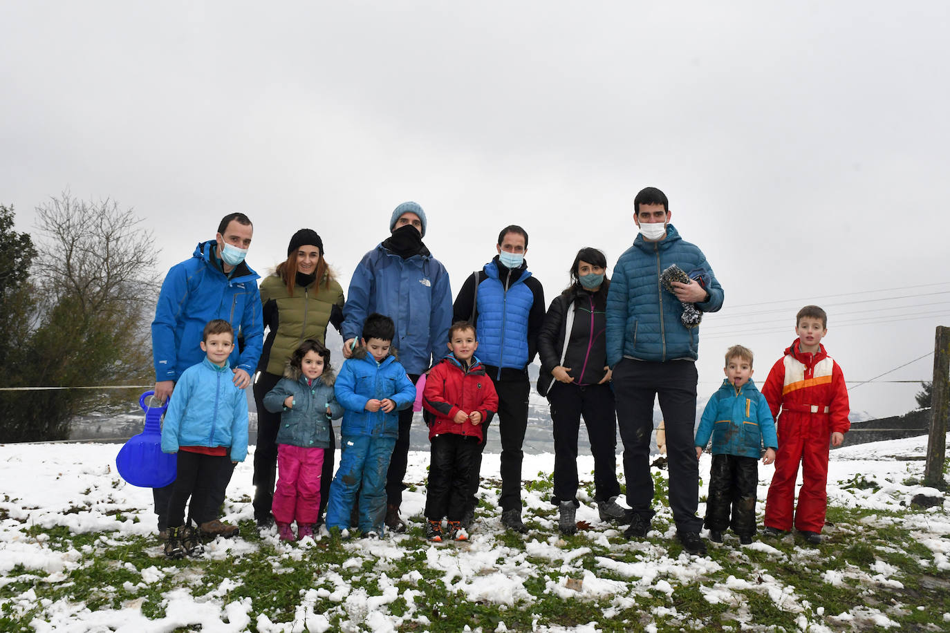 Multitud de personas han disfrutado de la nieve en puntos como el monte Uzturre, Larraiz, el alto de Arrate o la ermita de La Antigua. También se han teñido de blanco los pueblos de Albiztur, Gaztelu, Izaskun, Alkiza y Leaburu.