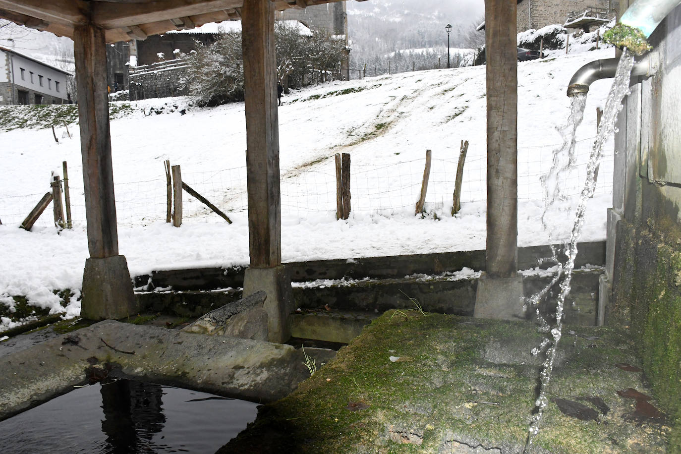 Multitud de personas han disfrutado de la nieve en puntos como el monte Uzturre, Larraiz, el alto de Arrate o la ermita de La Antigua. También se han teñido de blanco los pueblos de Albiztur, Gaztelu, Izaskun, Alkiza y Leaburu.
