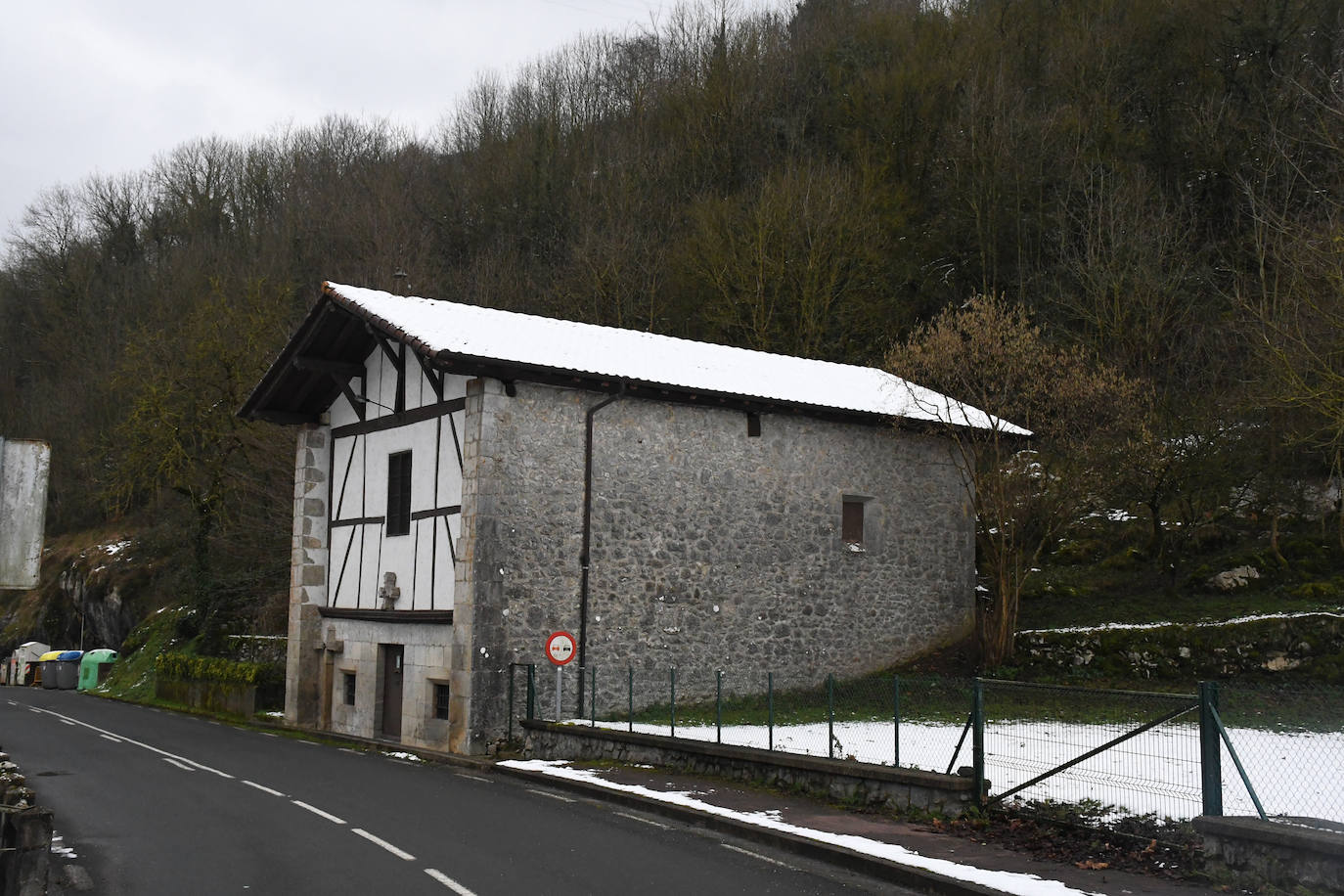 Multitud de personas han disfrutado de la nieve en puntos como el monte Uzturre, Larraiz, el alto de Arrate o la ermita de La Antigua. También se han teñido de blanco los pueblos de Albiztur, Gaztelu, Izaskun, Alkiza y Leaburu.