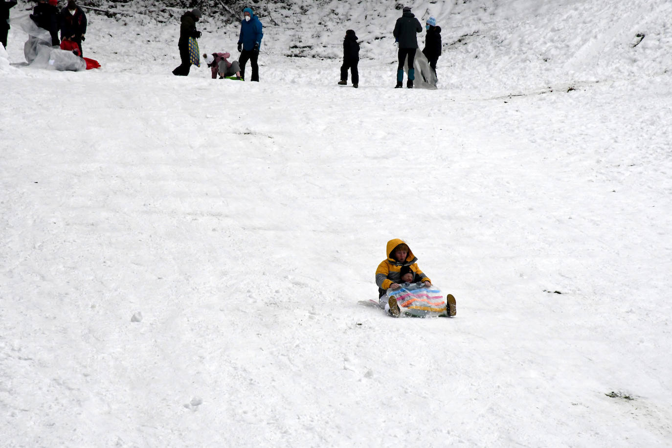 Multitud de personas han disfrutado de la nieve en puntos como el monte Uzturre, Larraiz, el alto de Arrate o la ermita de La Antigua. También se han teñido de blanco los pueblos de Albiztur, Gaztelu, Izaskun, Alkiza y Leaburu.