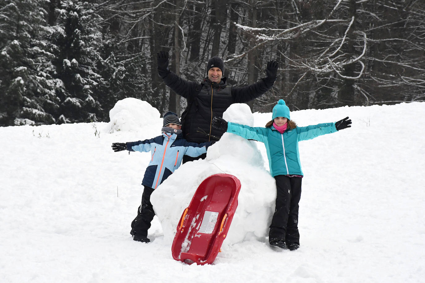 Multitud de personas han disfrutado de la nieve en puntos como el monte Uzturre, Larraiz, el alto de Arrate o la ermita de La Antigua. También se han teñido de blanco los pueblos de Albiztur, Gaztelu, Izaskun, Alkiza y Leaburu.