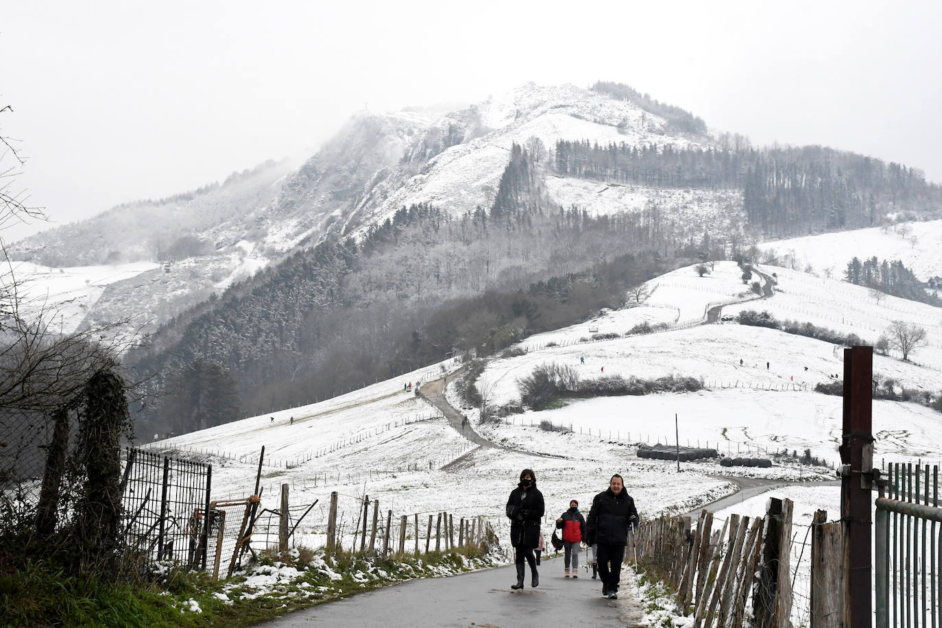 Multitud de personas han disfrutado de la nieve en puntos como el monte Uzturre, Larraiz, el alto de Arrate o la ermita de La Antigua. También se han teñido de blanco los pueblos de Albiztur, Gaztelu, Izaskun, Alkiza y Leaburu.