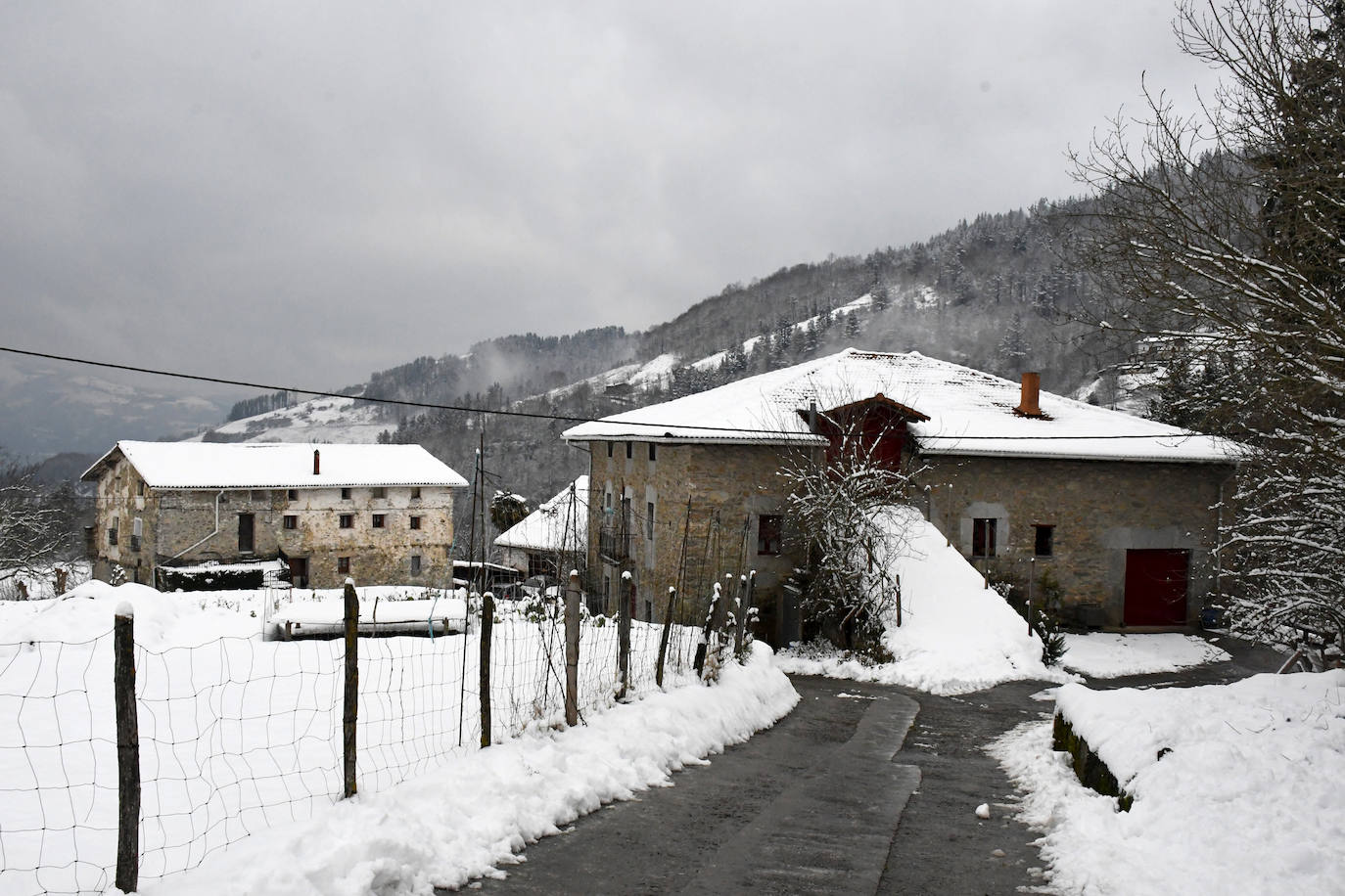 Multitud de personas han disfrutado de la nieve en puntos como el monte Uzturre, Larraiz, el alto de Arrate o la ermita de La Antigua. También se han teñido de blanco los pueblos de Albiztur, Gaztelu, Izaskun, Alkiza y Leaburu.