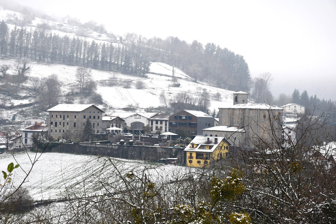 Multitud de personas han disfrutado de la nieve en puntos como el monte Uzturre, Larraiz, el alto de Arrate o la ermita de La Antigua. También se han teñido de blanco los pueblos de Albiztur, Gaztelu, Izaskun, Alkiza y Leaburu.