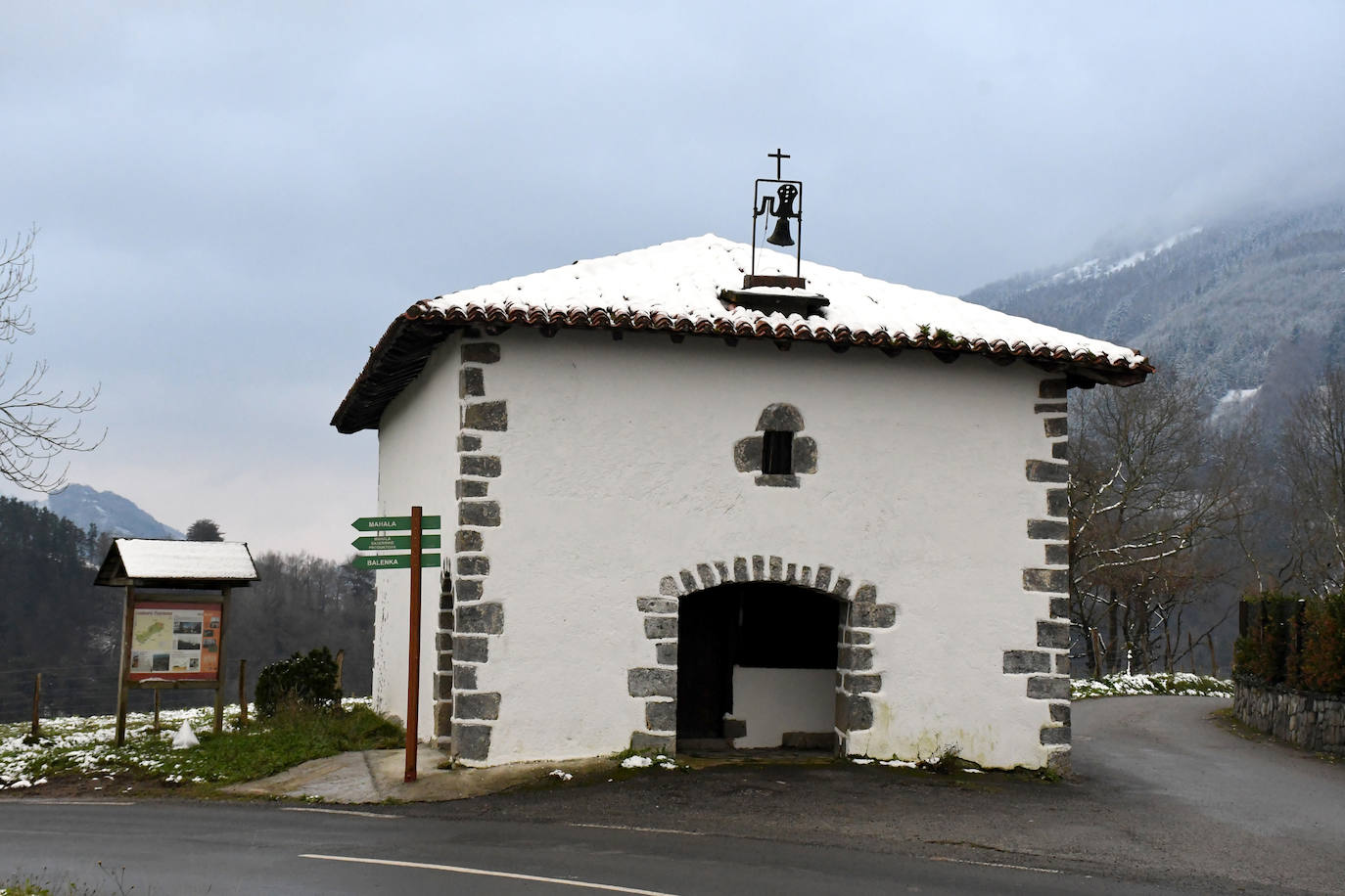 Multitud de personas han disfrutado de la nieve en puntos como el monte Uzturre, Larraiz, el alto de Arrate o la ermita de La Antigua. También se han teñido de blanco los pueblos de Albiztur, Gaztelu, Izaskun, Alkiza y Leaburu.