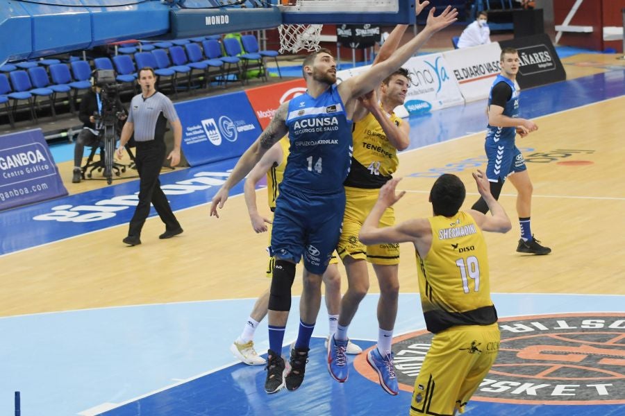 Los guipuzcoanos desperdiciaron una ventaja de seis puntos en los últimos instantes pero lograron una agónica victoria