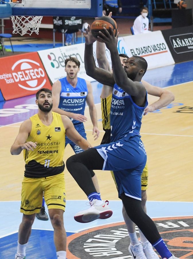 Los guipuzcoanos desperdiciaron una ventaja de seis puntos en los últimos instantes pero lograron una agónica victoria