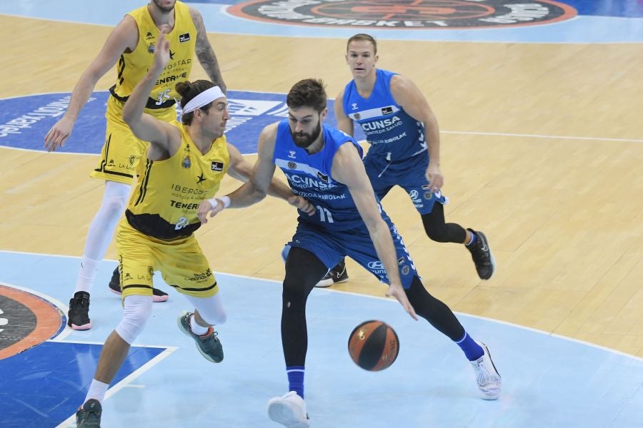 Los guipuzcoanos desperdiciaron una ventaja de seis puntos en los últimos instantes pero lograron una agónica victoria