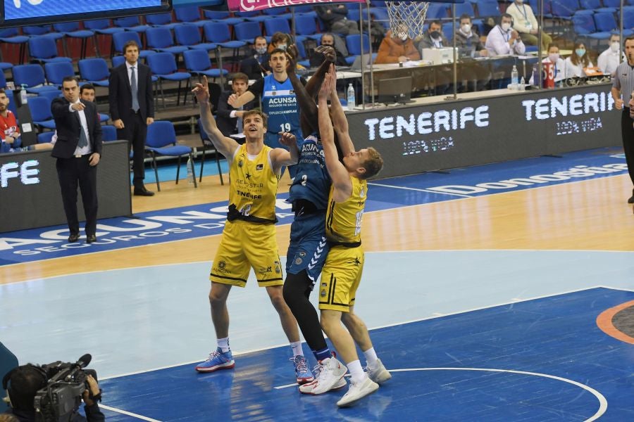 Los guipuzcoanos desperdiciaron una ventaja de seis puntos en los últimos instantes pero lograron una agónica victoria