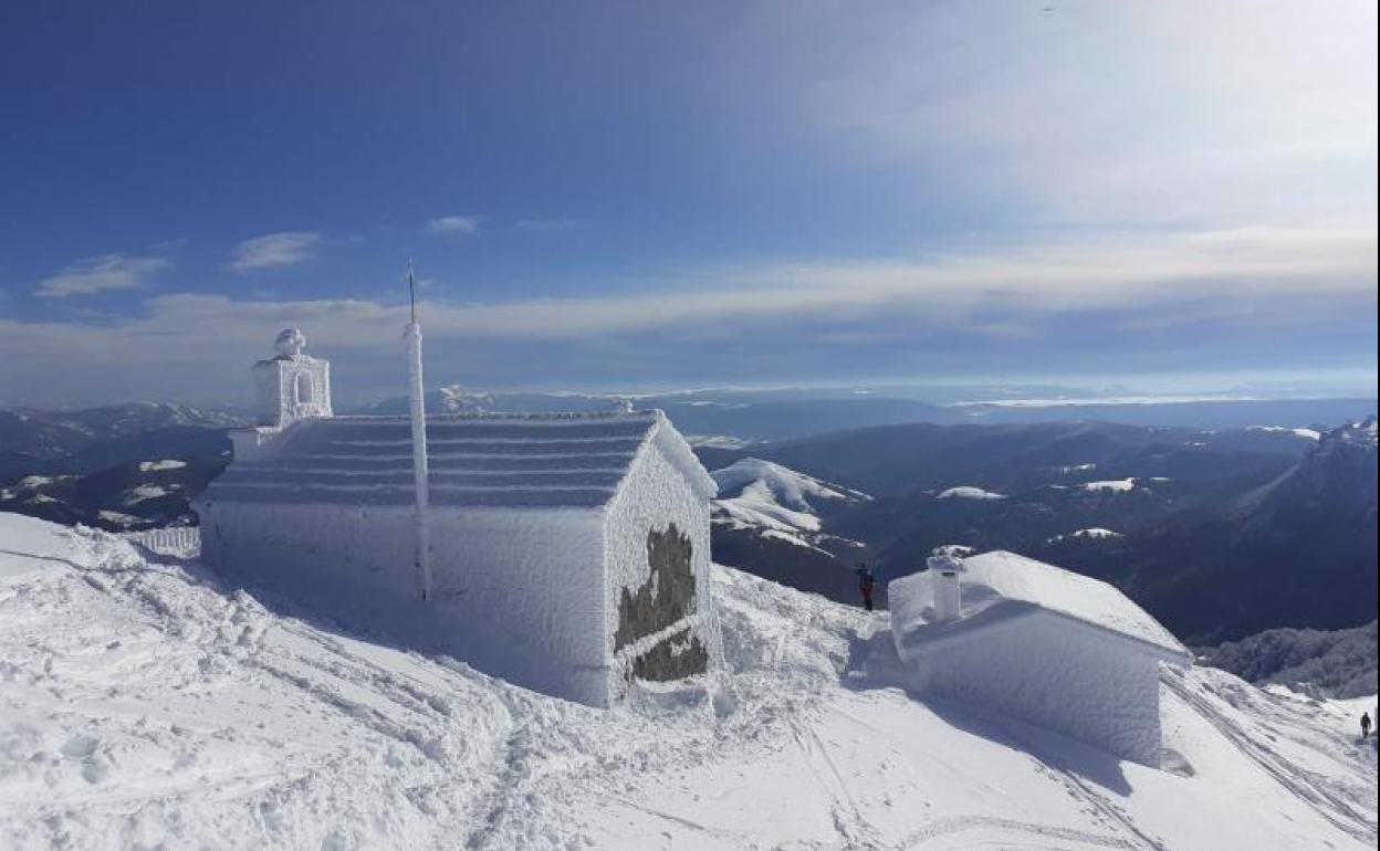 Preciosa imagen de la ermita y refugio de Aizkorri, en el que limpiaron la nieve de la entrada. 