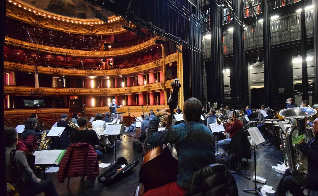 La banda de la Escuela de Música y Danza, este lunes durante la grabación del sonido para los vídeos. 