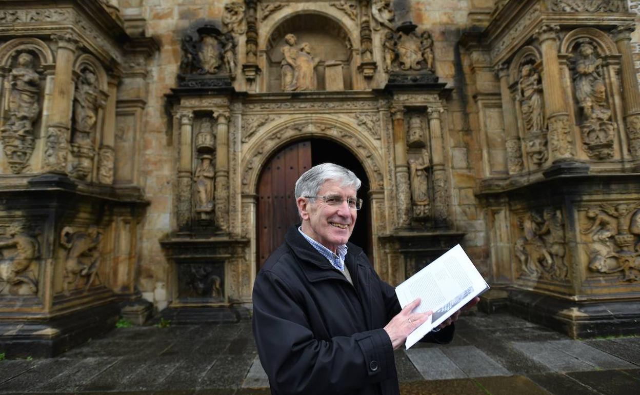 José Antonio Azpiazu posa con su último trabajo ante la fachada de la Universidad Sancti Spiritus de Oñati. 