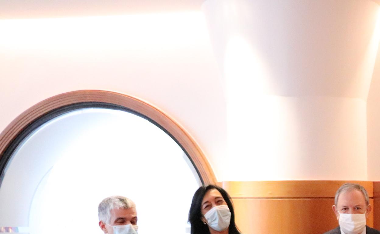 Nicolás Gutiérrez y Amaia Martínez, de Vox, junto al consejero de Economía y Hacienda, Pedro Azpiazu, y su equipo , antes de iniciar hoy la reunión en Vitoria. 