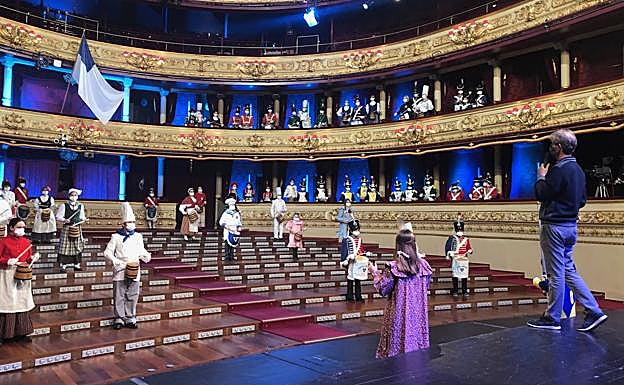 Así se graba la izada en el Victoria Eugenia. 