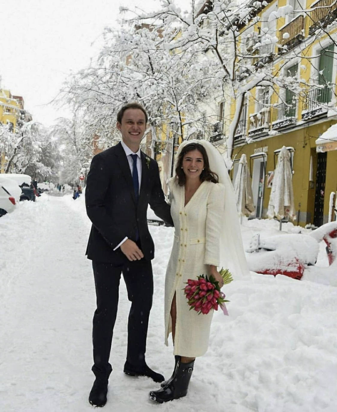 Ni el Covid, ni 'Filomena'. «El amor mueve montañas» y parece que esta frase tan manida ha cobrado más sentido que nunca en los últimos días. Bodas programadas específicamente para el 9 de enero, enlaces reprogramados del 2020 al 2021 debido al coronavirus... y un temporal, el peor de los últimos 50 años, sobre gran parte de la península. A pesar de todo, los eventos se celebraron, y gracias a las redes sociales, las bodas de estos héroes anónimos se han hecho virales con instantáneas captadas en ciudades como Madrid, Zaragoza o Guadalajara. Del enlace con unas 'hunter' al vestido de tablas en color maquillaje: una vez más, ¡triunfó el amor!
