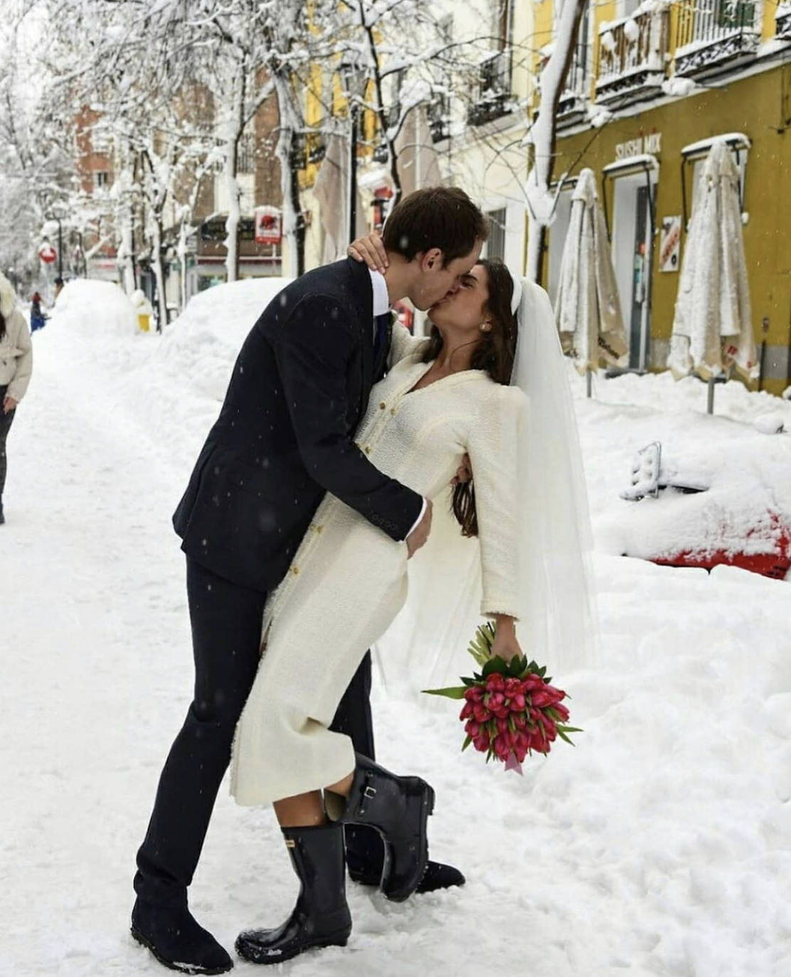 Ni el Covid, ni 'Filomena'. «El amor mueve montañas» y parece que esta frase tan manida ha cobrado más sentido que nunca en los últimos días. Bodas programadas específicamente para el 9 de enero, enlaces reprogramados del 2020 al 2021 debido al coronavirus... y un temporal, el peor de los últimos 50 años, sobre gran parte de la península. A pesar de todo, los eventos se celebraron, y gracias a las redes sociales, las bodas de estos héroes anónimos se han hecho virales con instantáneas captadas en ciudades como Madrid, Zaragoza o Guadalajara. Del enlace con unas 'hunter' al vestido de tablas en color maquillaje: una vez más, ¡triunfó el amor!