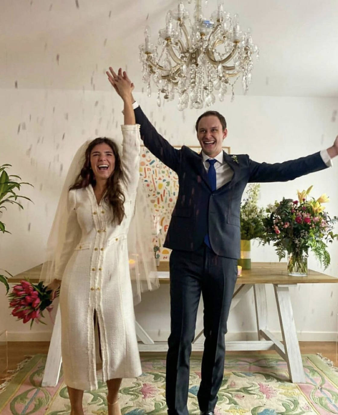 Ni el Covid, ni 'Filomena'. «El amor mueve montañas» y parece que esta frase tan manida ha cobrado más sentido que nunca en los últimos días. Bodas programadas específicamente para el 9 de enero, enlaces reprogramados del 2020 al 2021 debido al coronavirus... y un temporal, el peor de los últimos 50 años, sobre gran parte de la península. A pesar de todo, los eventos se celebraron, y gracias a las redes sociales, las bodas de estos héroes anónimos se han hecho virales con instantáneas captadas en ciudades como Madrid, Zaragoza o Guadalajara. Del enlace con unas 'hunter' al vestido de tablas en color maquillaje: una vez más, ¡triunfó el amor!