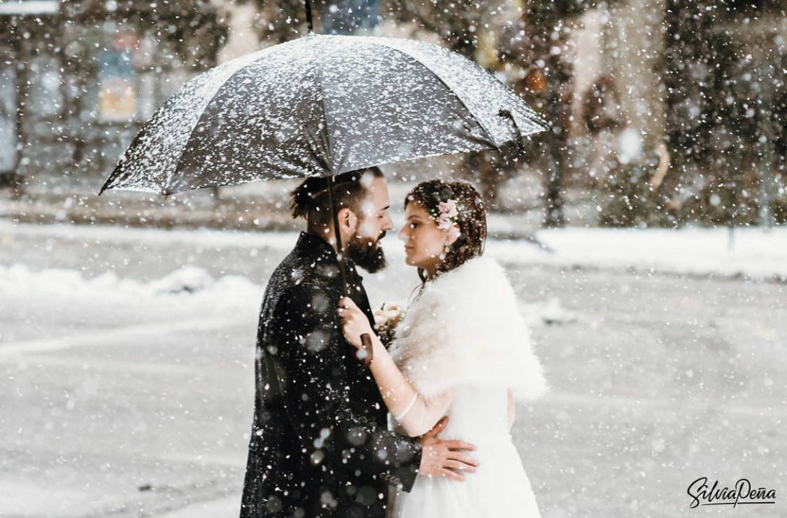 Ni el Covid, ni 'Filomena'. «El amor mueve montañas» y parece que esta frase tan manida ha cobrado más sentido que nunca en los últimos días. Bodas programadas específicamente para el 9 de enero, enlaces reprogramados del 2020 al 2021 debido al coronavirus... y un temporal, el peor de los últimos 50 años, sobre gran parte de la península. A pesar de todo, los eventos se celebraron, y gracias a las redes sociales, las bodas de estos héroes anónimos se han hecho virales con instantáneas captadas en ciudades como Madrid, Zaragoza o Guadalajara. Del enlace con unas 'hunter' al vestido de tablas en color maquillaje: una vez más, ¡triunfó el amor!