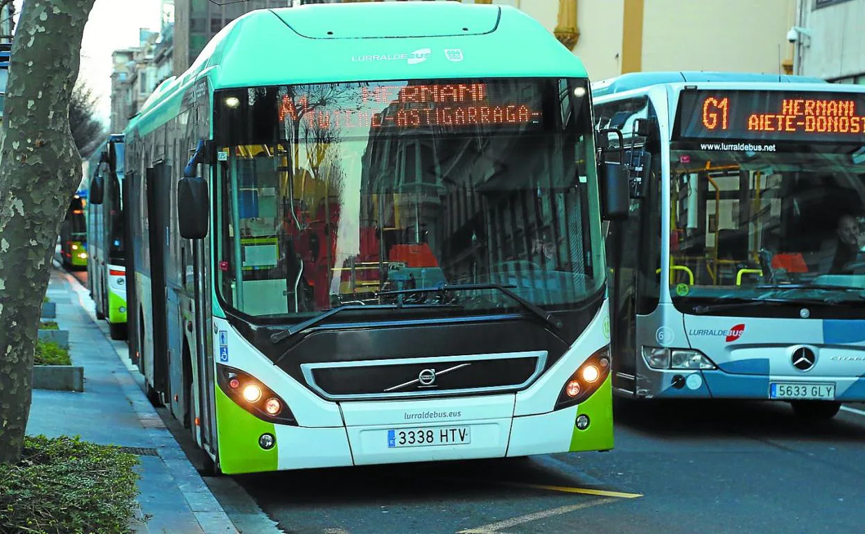 Autocares de Lurraldebus que conectan San Sebastián con localidades de Buruntzaldea, cuyas líneas se beneficiarán de la llegada de los híbridos. 