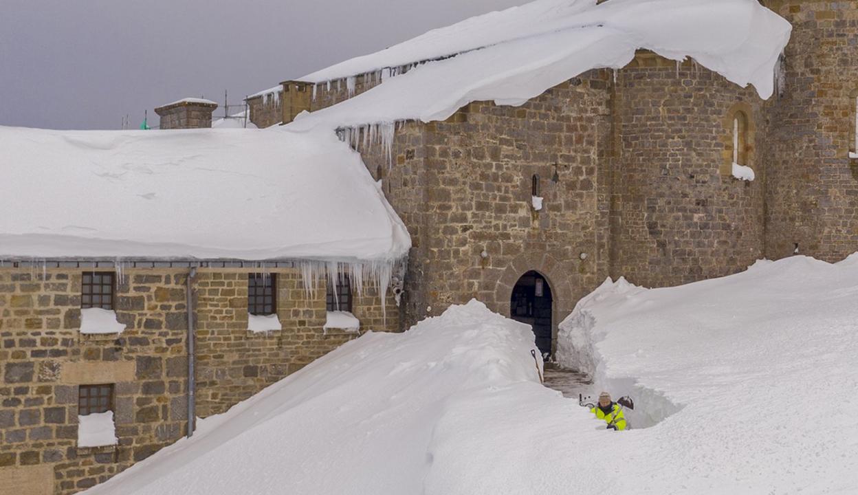 Pedro Saralegui trabaja duramente con una media luna y la fresadora para abrir un pasillo entre la nieve hasta el santuario.