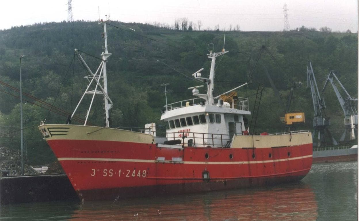 El pesquero 'Carreira', atracado en el puerto de Pasajes.