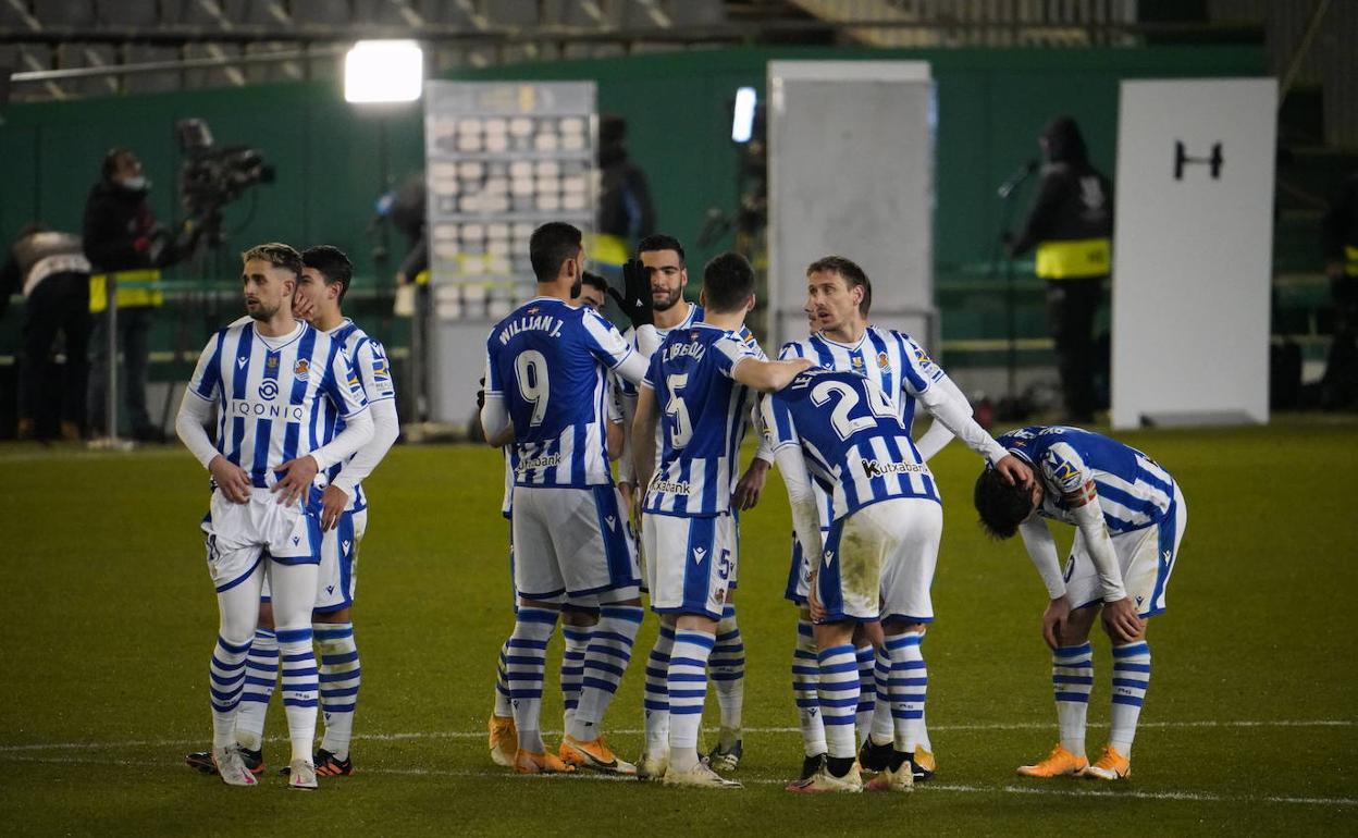 Los jugadores de la Real Sociedad se lamentan tras la tan de penaltis.