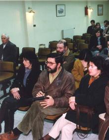 Imagen secundaria 2 - Jaime Tejedor, con el salvavidas localizado tras el hundimiento. Un arrastrero durante la búsqueda del pesquero, y familiares de la tripulación.