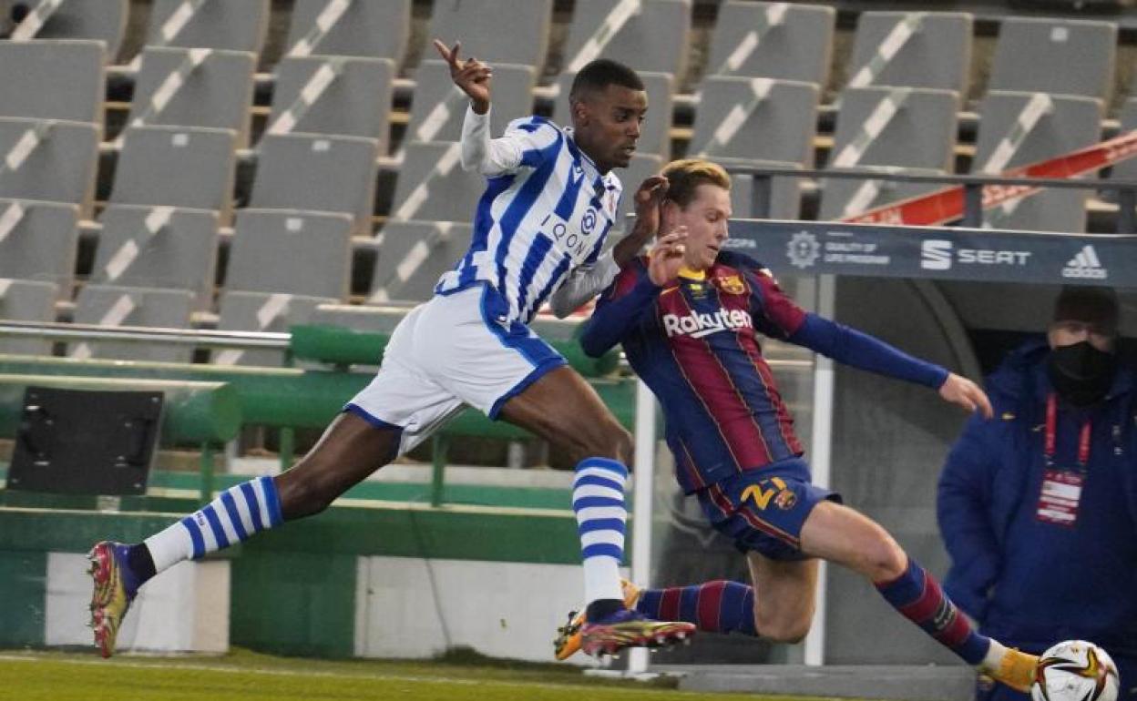 Isak pugna con De Jong por un balón junto a la banda. 